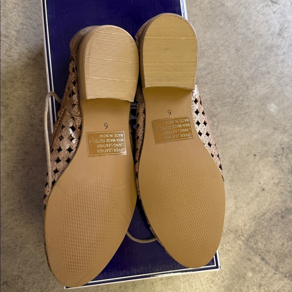 Brand new Seychelles Gold Lace-Up Flats - Picture 9 of 10